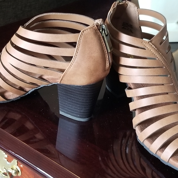 Shoes - Picture 4 of 6